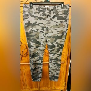Love, Fire Women’s Plus Camo Skinny Pants Size 18